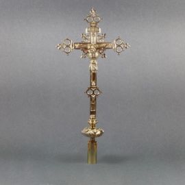 Krzyż mosiężny procesyjny - wysokość ok. 64 cm.