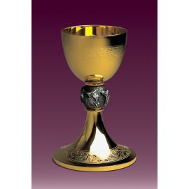 Kielich z czterema ewangelistami, w motywach zwierzęcych, zdobiony grawerunkiem h: 20,5 cm. - KIELICHY MSZALNE