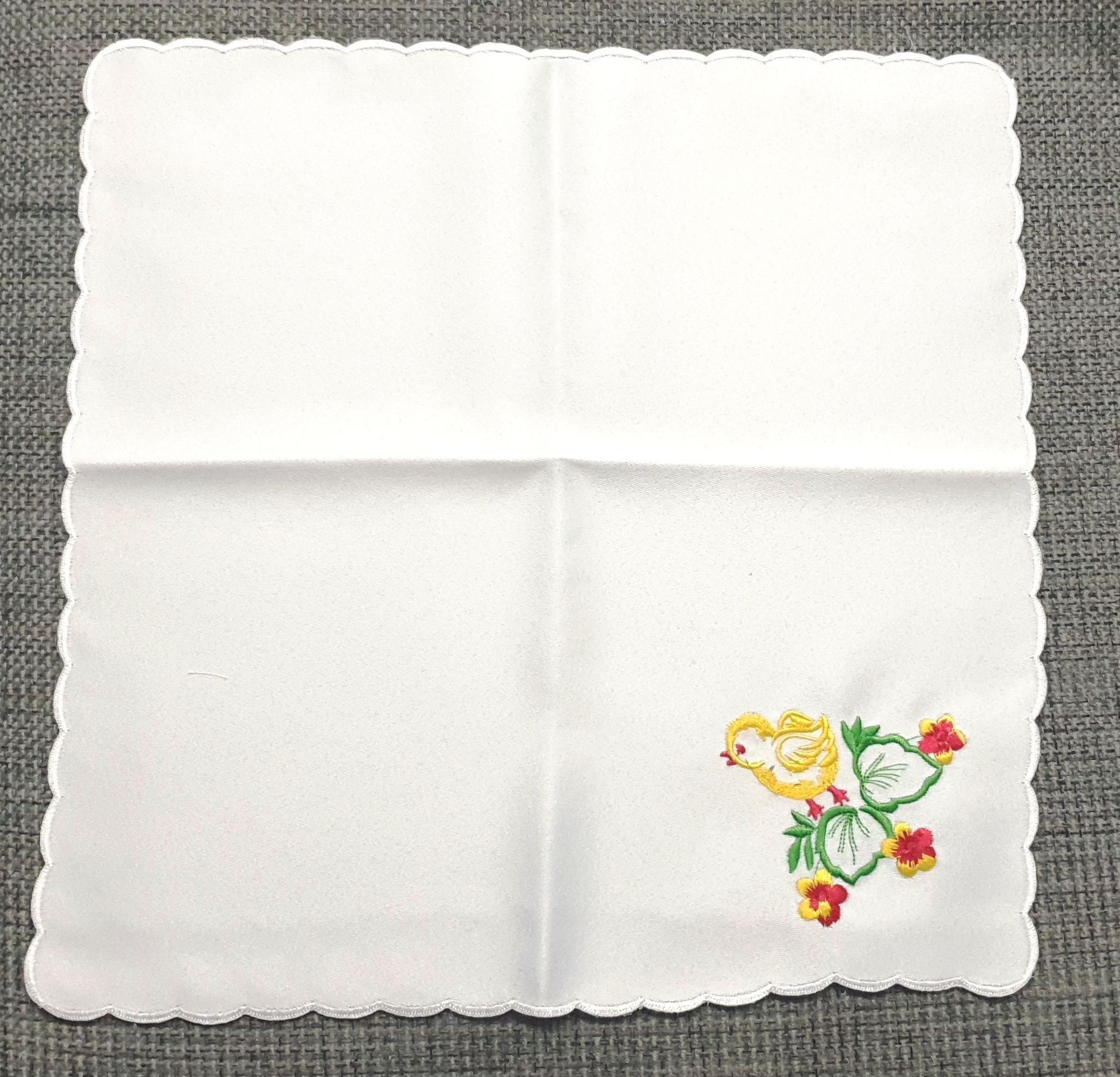 Serweta haftowana - Kurczaczek z kwiatkami 37x37 cm - Serwety haftowane - zdjęcie 2 - Serweta haftowana - Kurczaczek z kwiatkami 37x37 cm