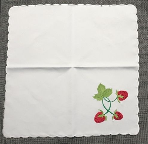 Serweta haftowana - Poziomki 37x37 cm - Serwety haftowane - zdjęcie 2 - Serweta haftowana - Poziomki 37x37 cm