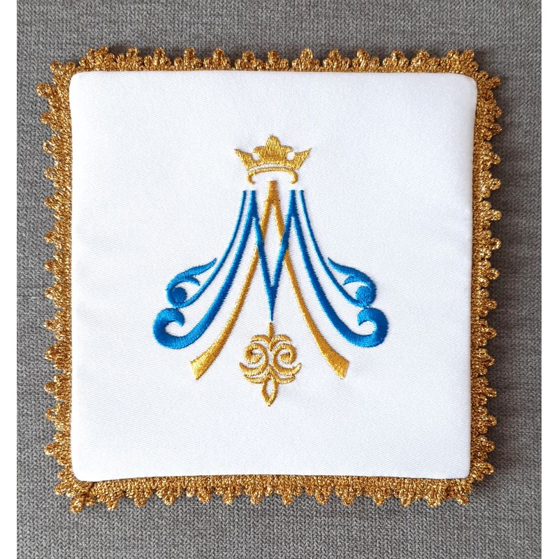 Palka haftowana wzór maryjny M - kolor biały, srebrny - Palka haftowana wzór maryjny M