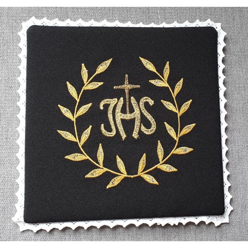 Palka haftowana czarna IHS + ornament - kolor czarny - Palka haftowana czarna IHS + ornament