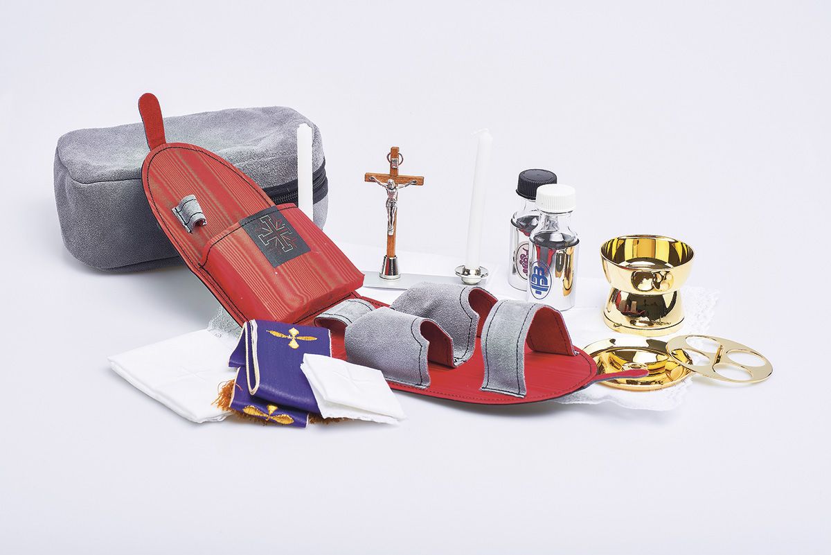 Bursa z wyposażeniem liturgicznym, zamszowa (18) - BURSY, ZESTAWY DO CHORYCH - Nowość