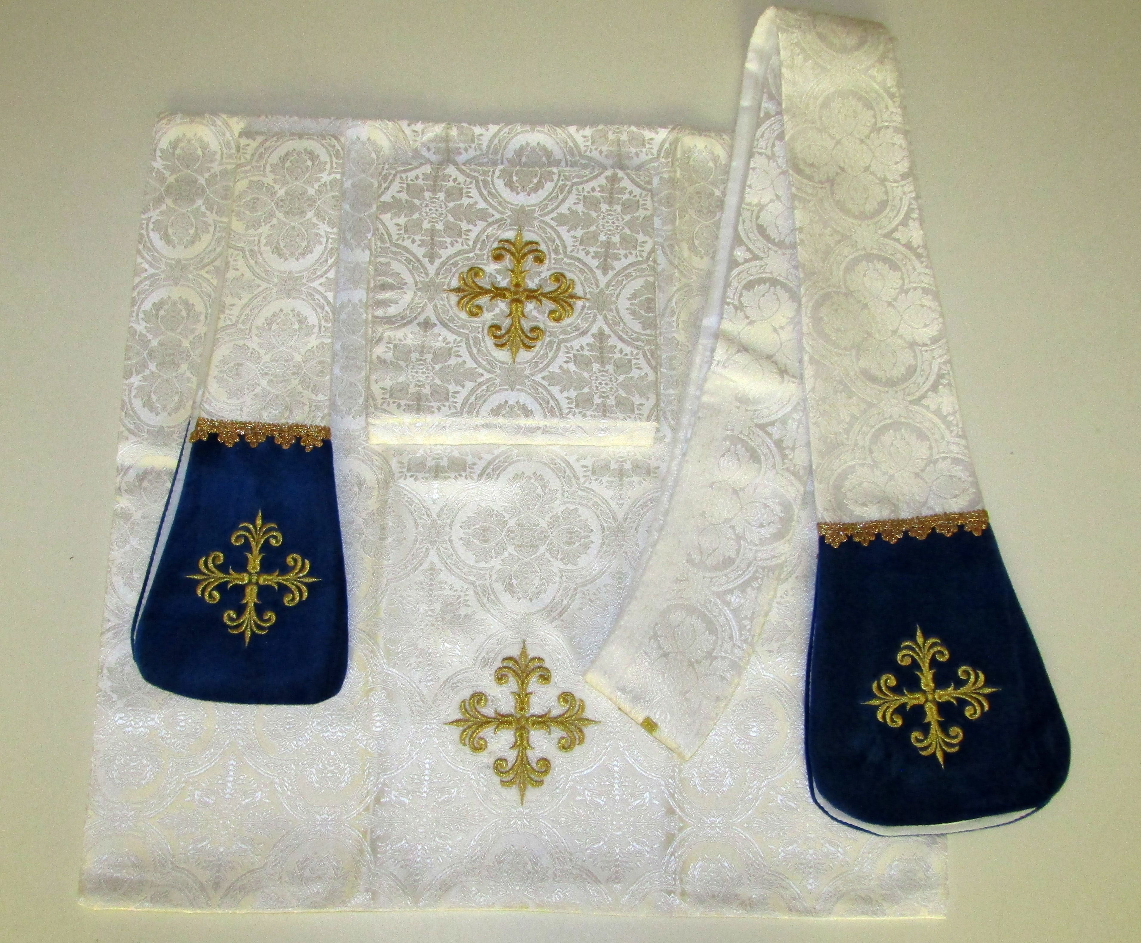 Ornat rzymski haftowany Matka Boża Szkaplerzna - Ornaty Maryjne - zdjęcie 3 - Ornat rzymski haftowany Matka Boża Szkaplerzna