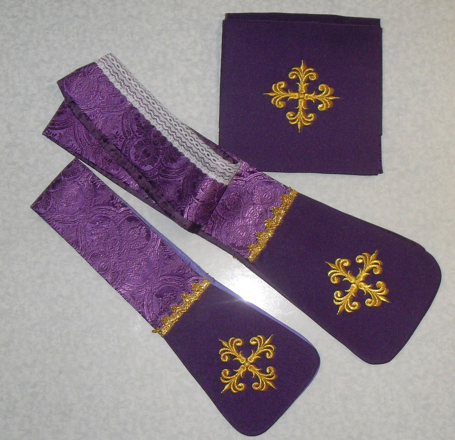 Ornat rzymski fioletowy, rozeta IHS  (57) - Ornaty rzymskie - zdjęcie 3 - Ornat rzymski fioletowy, rozeta IHS  (57)