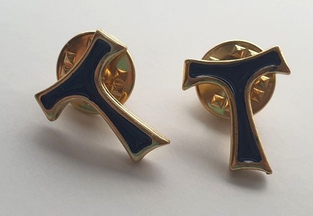 Krzyżyk TAU wpinany niebieski/czerwony - przypinka - KOSZULE KAPŁAŃSKIE - zdjęcie 2 - Krzyżyk TAU wpinany niebieski/czerwony - przypinka