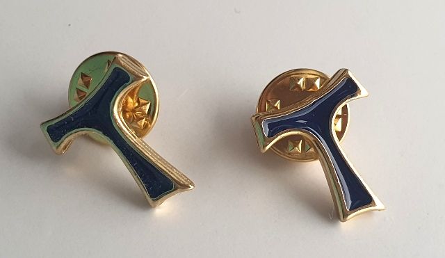 Krzyżyk TAU wpinany niebieski/czerwony - przypinka - KOSZULE KAPŁAŃSKIE - zdjęcie 3 - Krzyżyk TAU wpinany niebieski/czerwony - przypinka