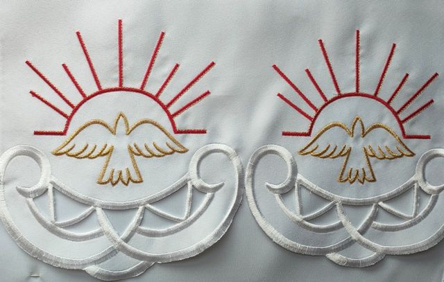 Obrus ołtarzowy haftowany - wzór Duch Święty (142) - OBRUSY OŁTARZOWE - Nowość