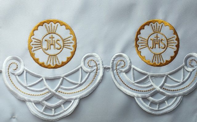 Obrus ołtarzowy haftowany - wzór eucharystyczny (134) - OBRUSY OŁTARZOWE - Nowość