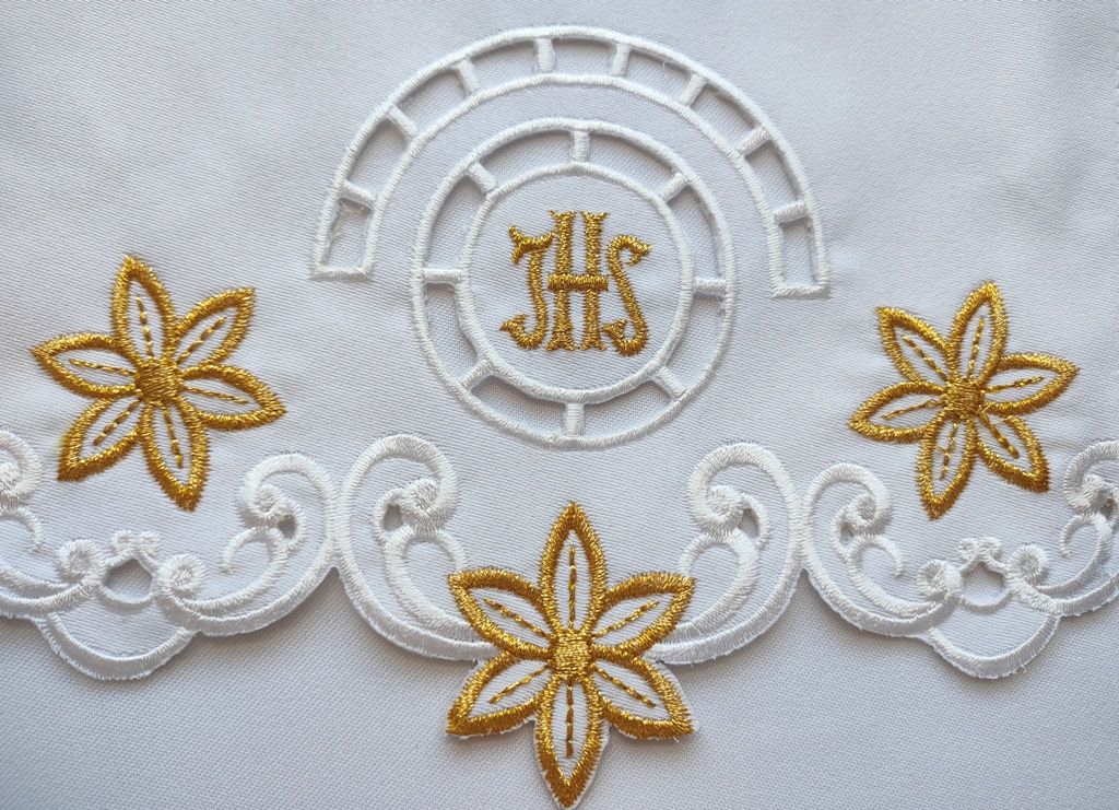 Obrus ołtarzowy haftowany - wzór eucharystyczny (124) - OBRUSY OŁTARZOWE - zdjęcie 2 - Obrus ołtarzowy haftowany - wzór eucharystyczny (124)