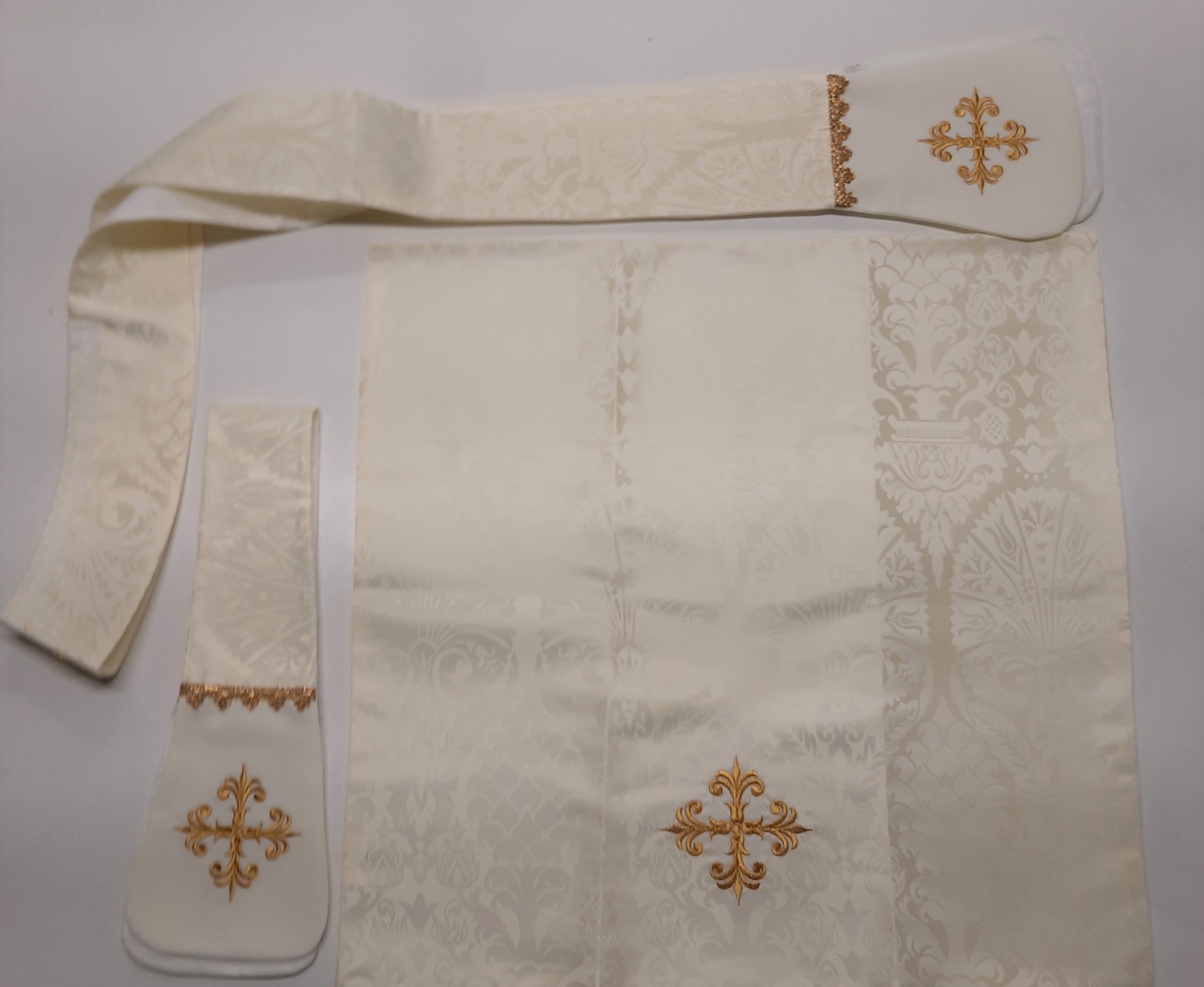 Ornat rzymski haftowany z wizerunkiem MB z Lourdes - Ornaty Maryjne - zdjęcie 3 - Ornat rzymski haftowany z wizerunkiem MB z Lourdes