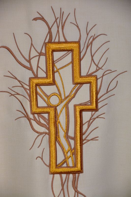 Ornat haftowany ecru - krzyż (10) - Ornaty białe/ ecru - zdjęcie 2 - Ornat haftowany ecru - krzyż (10)