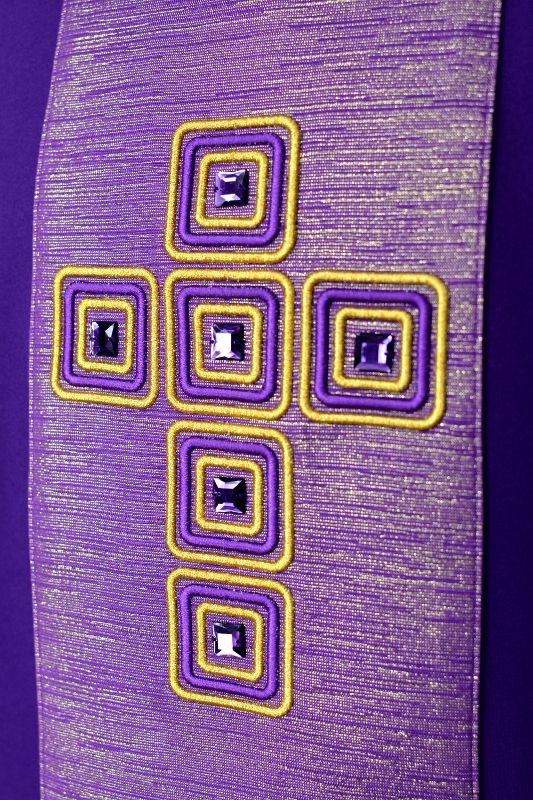 Ornat haftowany fioletowy - ozdobne kamienie (11) - Ornaty fioletowe - zdjęcie 2 - Ornat haftowany fioletowy - ozdobne kamienie (11)