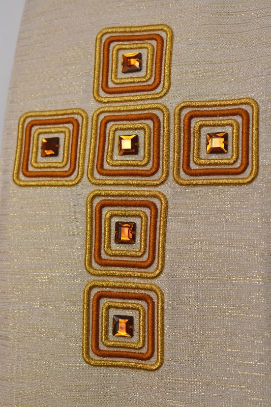 Ornat haftowany ecru - ozdobne kamienie (11) - Ornaty białe/ ecru - zdjęcie 2 - Ornat haftowany ecru - ozdobne kamienie (11)