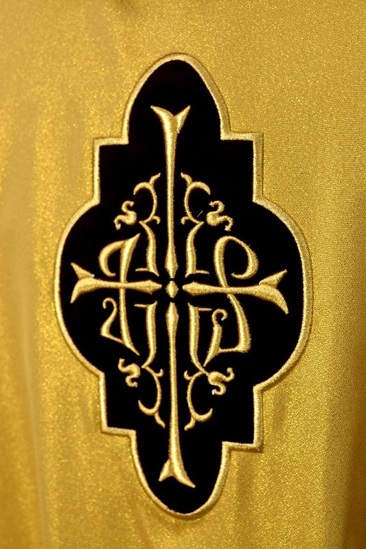 Ornat złoty z haftowanymi aplikacjami z aksamitu (12) - Ornaty złote/srebrne - zdjęcie 2 - Ornat złoty z haftowanymi aplikacjami z aksamitu (12)