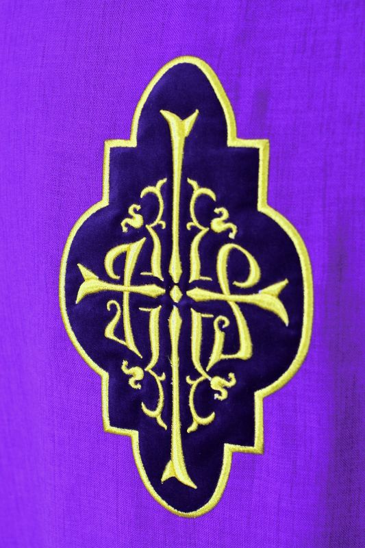 Ornat fioletowy z haftowaną aplikacją z aksamitu (13) - Ornaty fioletowe - zdjęcie 2 - Ornat fioletowy z haftowaną aplikacją z aksamitu (13)