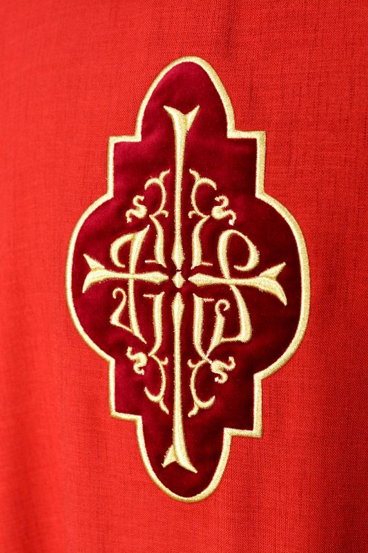 Ornat czerwony z haftowaną aplikacją z aksamitu (13) - Ornaty czerwone - zdjęcie 2 - Ornat czerwony z haftowaną aplikacją z aksamitu (13)