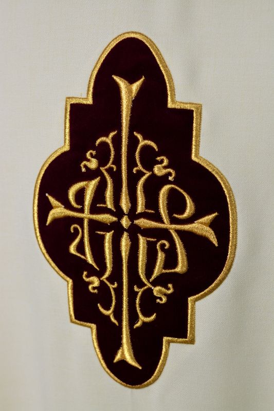 Ornat ecru z haftowaną aplikacją z aksamitu (13) - Ornaty białe/ ecru - zdjęcie 2 - Ornat ecru z haftowaną aplikacją z aksamitu (13)