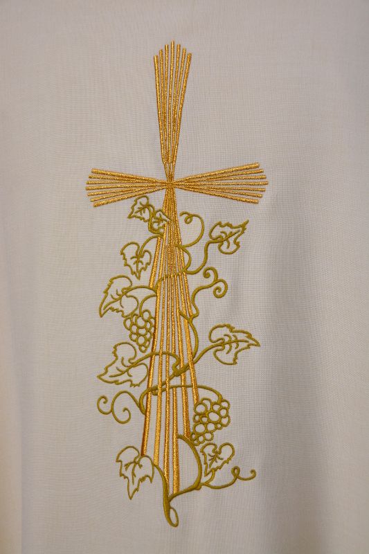 Ornat ecru haftowany - krzyż, winogrona (17) - Ornaty białe/ ecru - zdjęcie 2 - Ornat ecru haftowany - krzyż, winogrona (17)