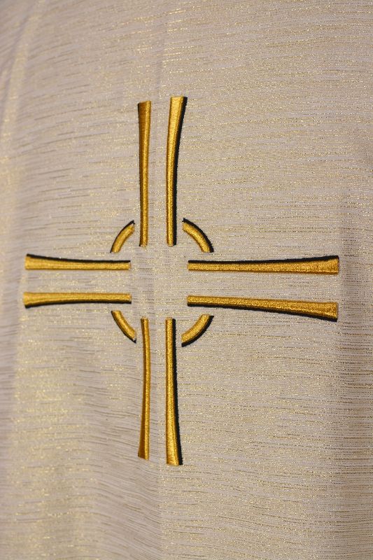 Ornat ecru haftowany - krzyż (18) - Ornaty białe/ ecru - zdjęcie 2 - Ornat ecru haftowany - krzyż (18)