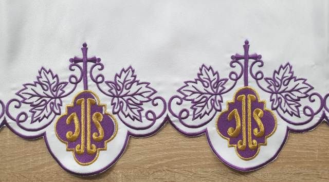 Metraż haftowany  fioletowy, IHS - OBRUSY OŁTARZOWE - Nowość