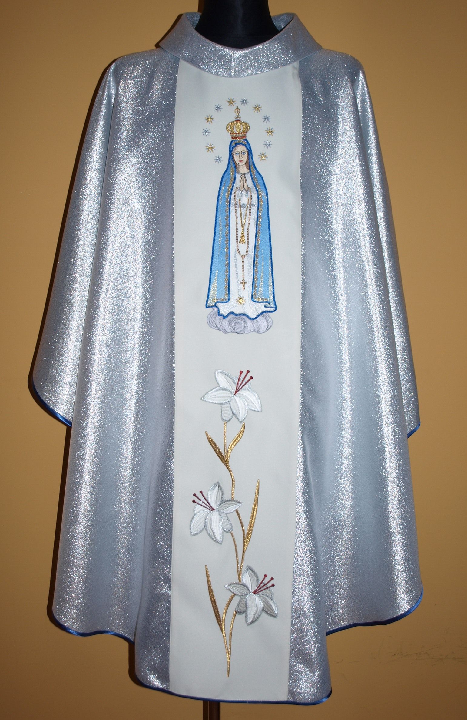 Ornat haftowany z wizerunkiem Matki Bożej Różańcowej - Ornaty Maryjne - Nowość