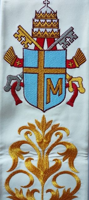Bogato haftowana stuła Jan Paweł II - Z POSTACIAMI - zdjęcie 2 - Bogato haftowana stuła Jan Paweł II