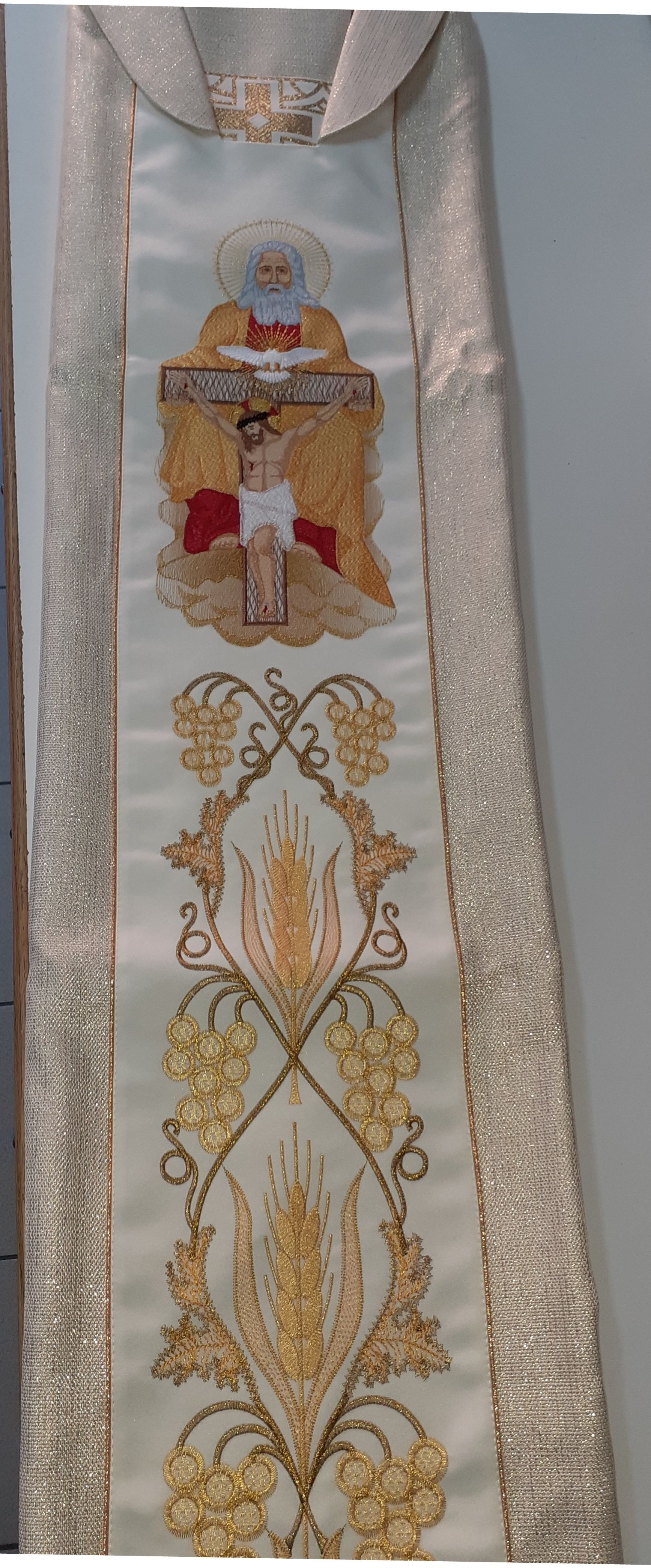 Ornat haftowany Trójca Święta - Ornaty z wizerunkiem świętych - zdjęcie 2 - Ornat haftowany Trójca Święta