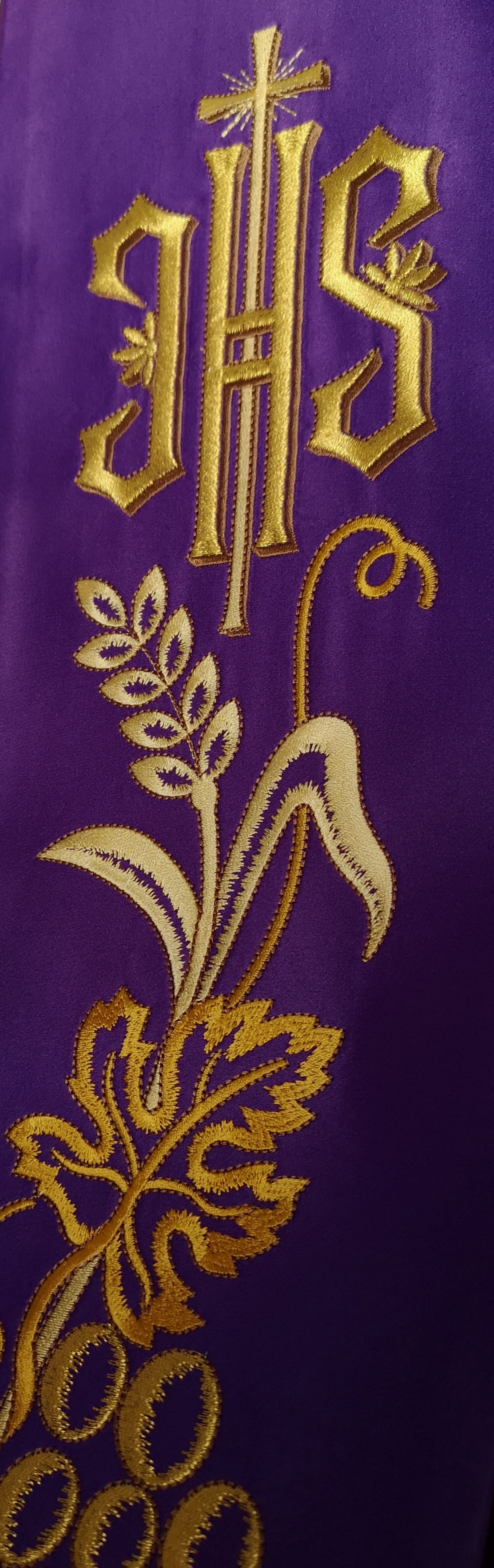 Stuła haftowana wielkopostna, fioletowa - IHS + winogrona (3) - STUŁY - zdjęcie 2 - Stuła haftowana wielkopostna, fioletowa - IHS + winogrona (3)