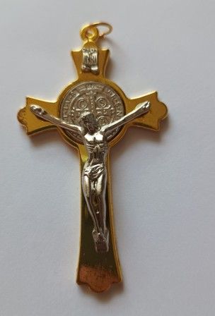 Krzyżyk św. Benedykta złoty 7,5 x 4,5 cm - KRZYŻE, KRZYŻYKI - Nowość