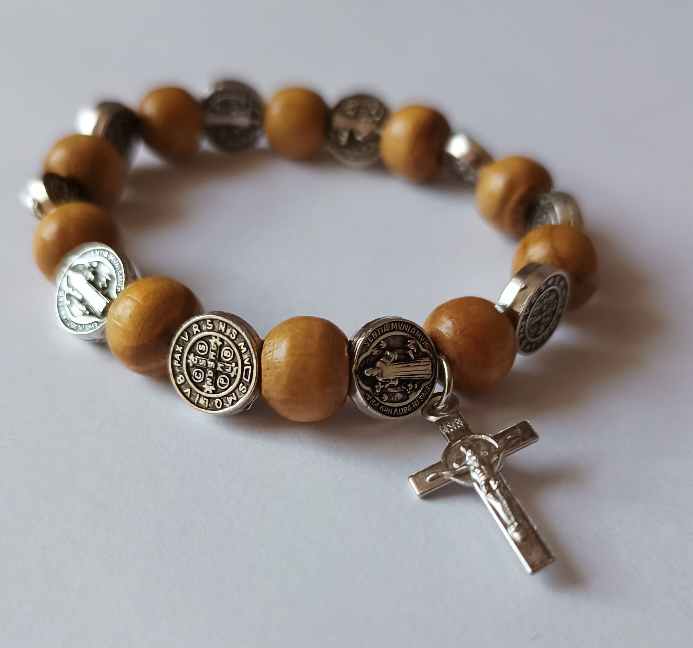 Bransoletka z symboliką św. Benedykta - drewniana - DEWOCJONALIA