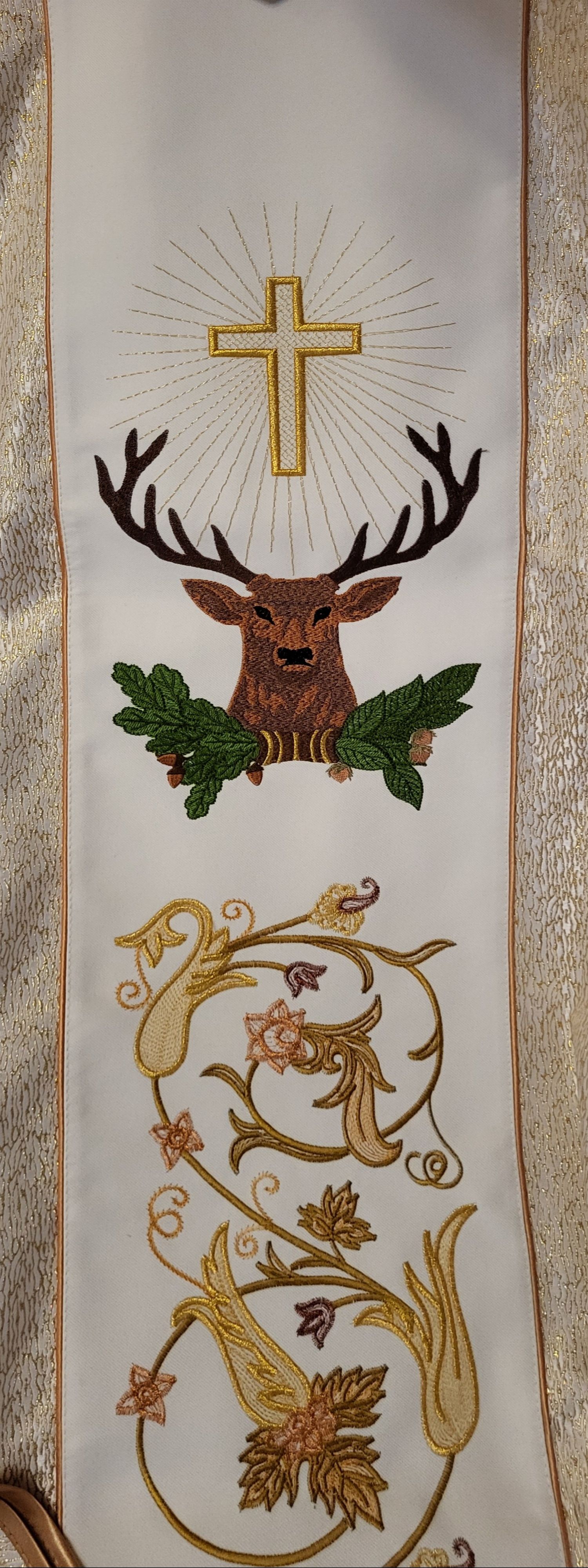 Ornat haftowany św. Hubert - Ornaty z wizerunkiem świętych - zdjęcie 3 - Ornat haftowany św. Hubert