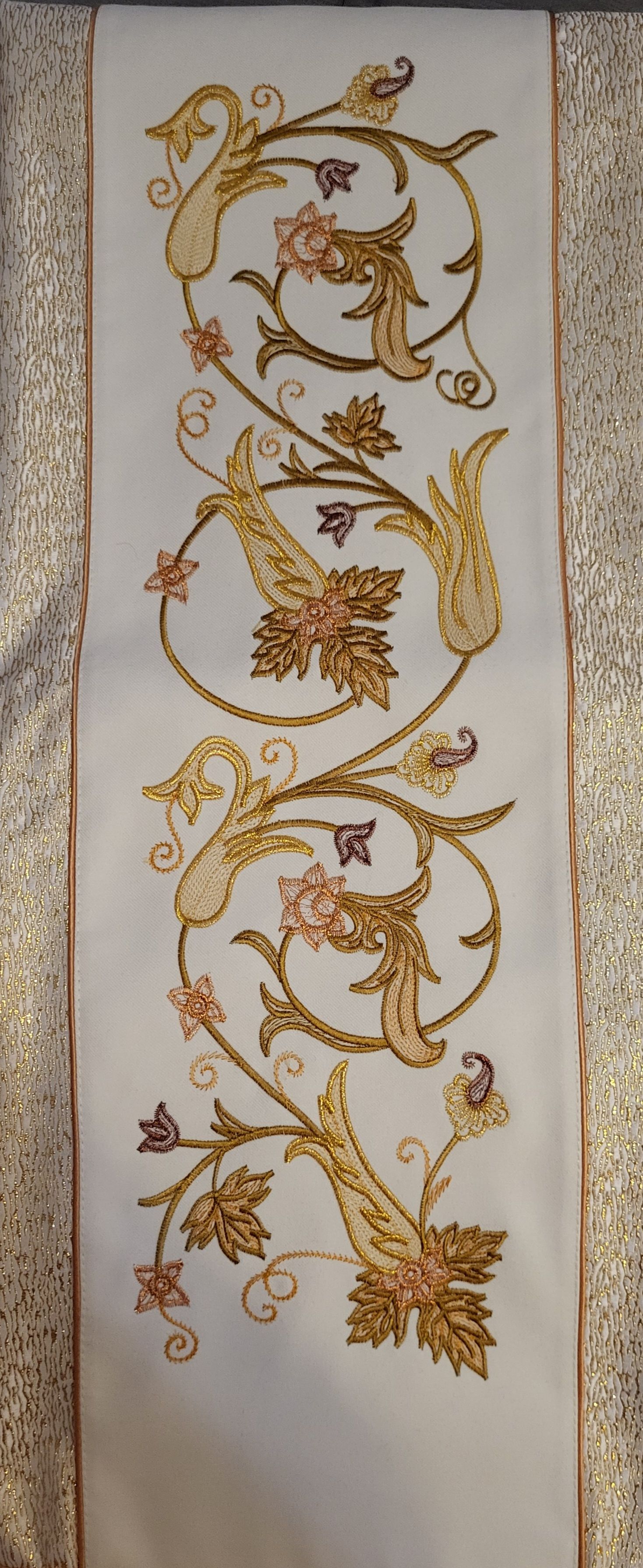 Ornat haftowany św. Hubert - Ornaty z wizerunkiem świętych - zdjęcie 5 - Ornat haftowany św. Hubert