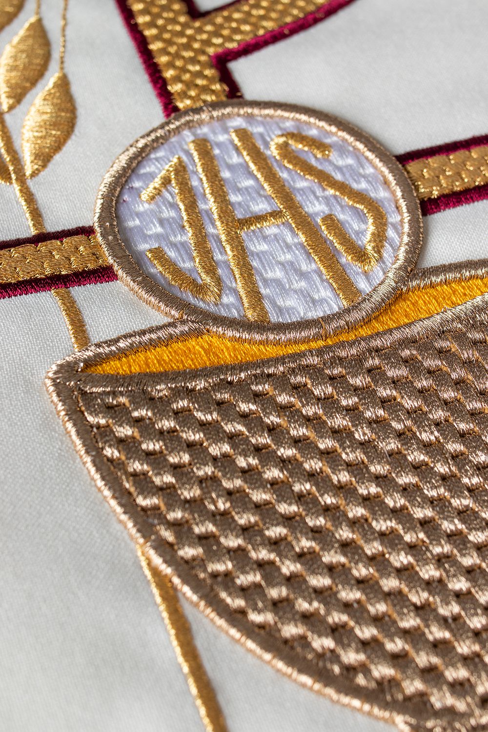 Ornat haftowany z symbolem Kielicha- ecru (H4) - Ornaty białe/ ecru - zdjęcie 3 - Ornat haftowany z symbolem Kielicha- ecru (H4)