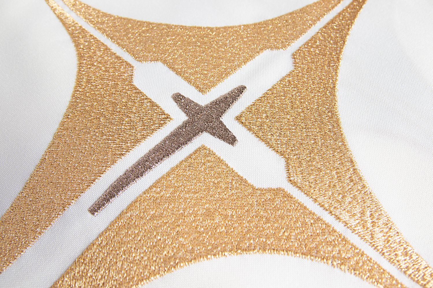 Ornat haftowany z symbolem Krzyża- ecru (H2) - Ornaty białe/ ecru - zdjęcie 3 - Ornat haftowany z symbolem Krzyża- ecru (H2)