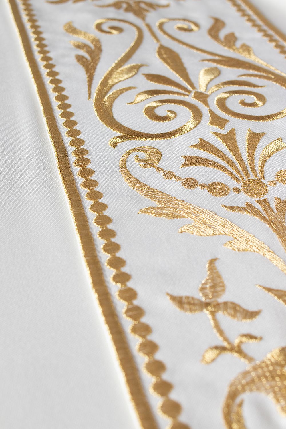 Ornat haftowany z ozdobnym pasem - ecru (H4) - Ornaty białe/ ecru - zdjęcie 4 - Ornat haftowany z ozdobnym pasem - ecru (H4)