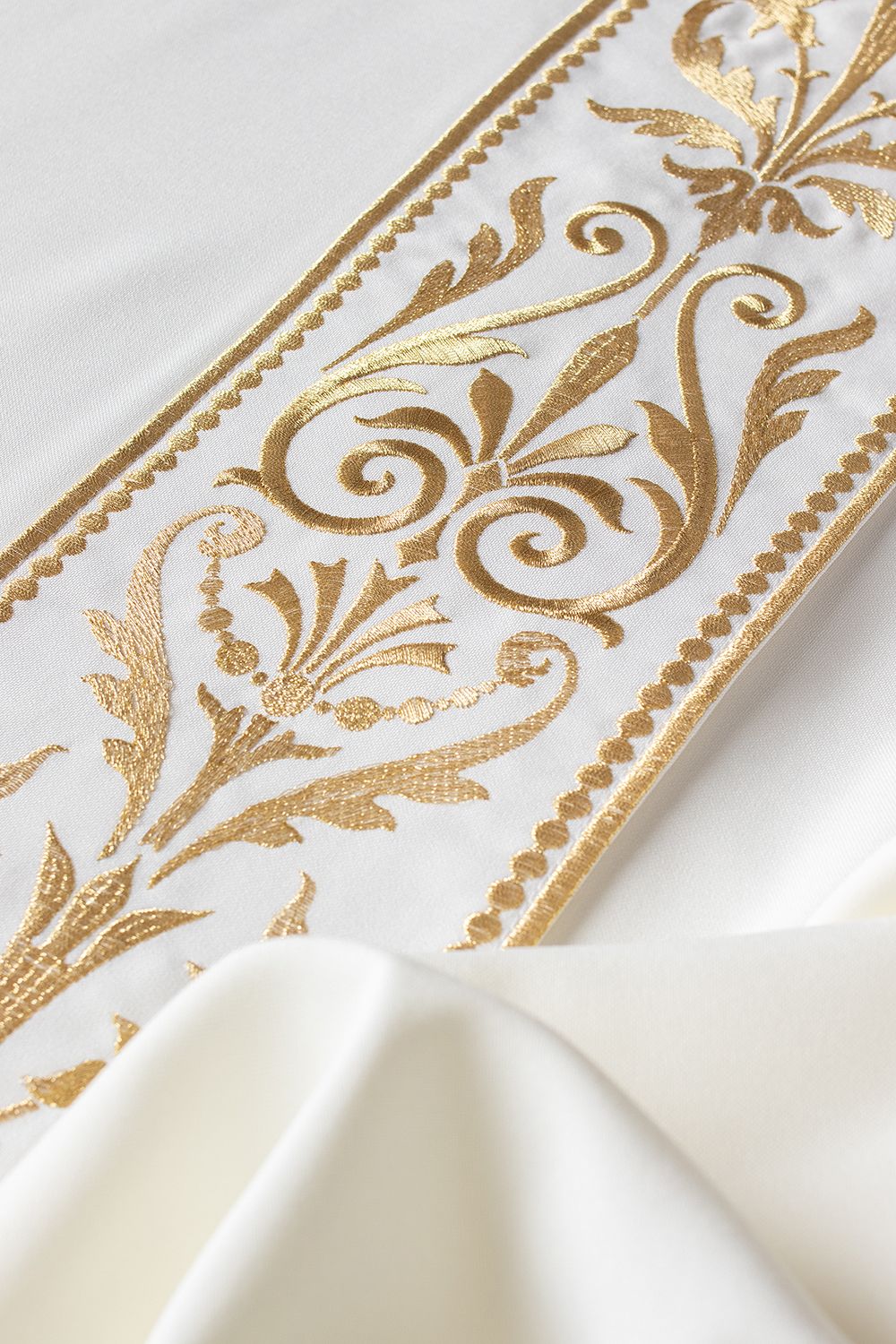 Ornat haftowany z ozdobnym pasem - ecru (H4) - Ornaty białe/ ecru - zdjęcie 5 - Ornat haftowany z ozdobnym pasem - ecru (H4)