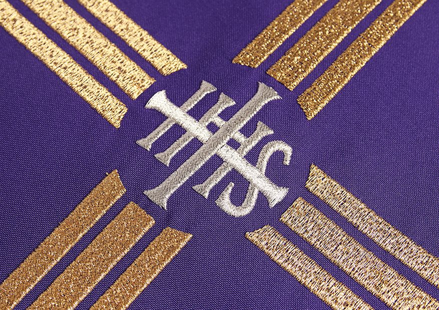 Ornat haftowany Krzyż z symbolem IHS- fiolet (H7) - Ornaty fioletowe - zdjęcie 2 - Ornat haftowany Krzyż z symbolem IHS- fiolet (H7)