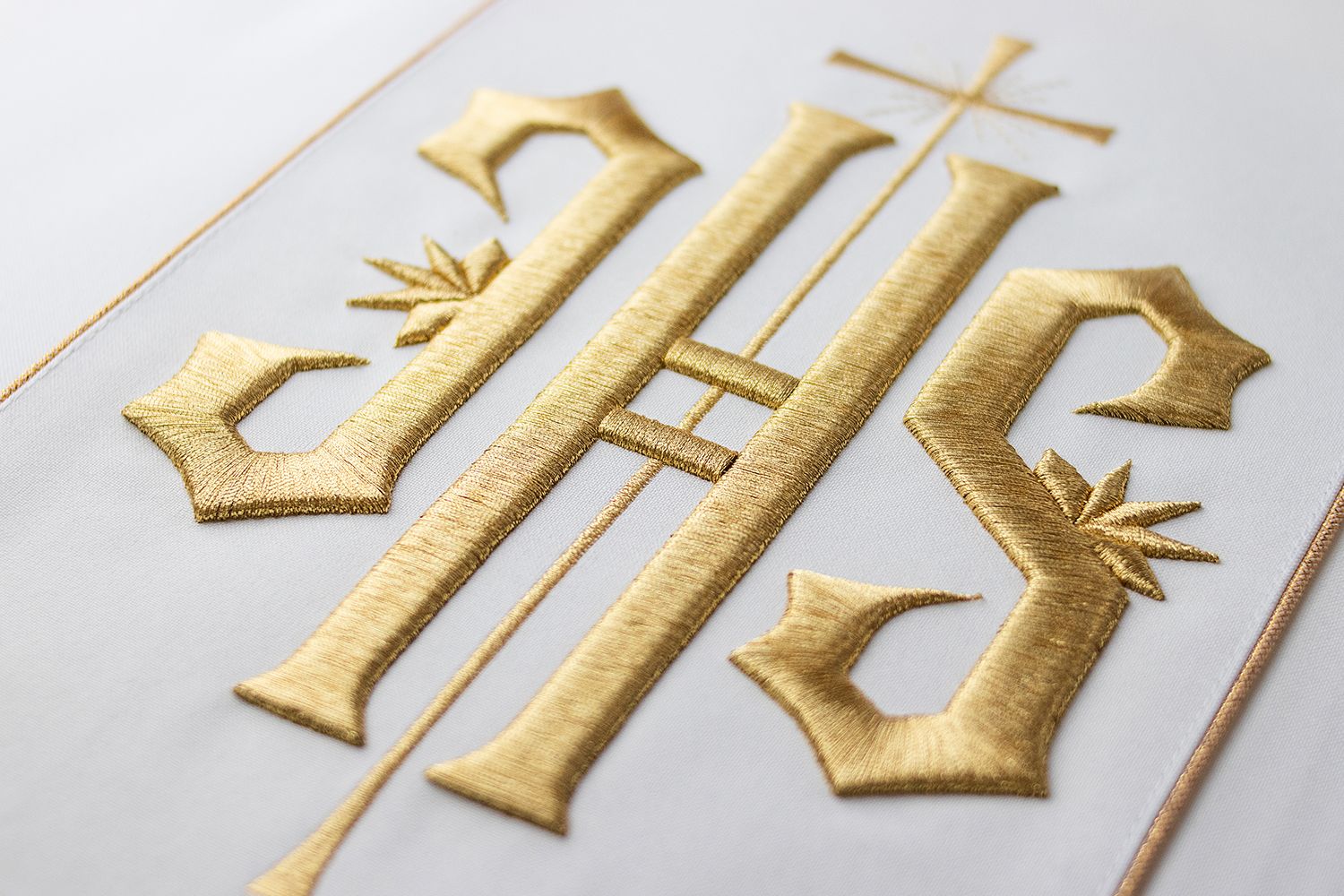 Ornat haftowany z symbolem IHS - ecru (H10) - Ornaty białe/ ecru - zdjęcie 3 - Ornat haftowany symbolem IHS - ecru (H10)