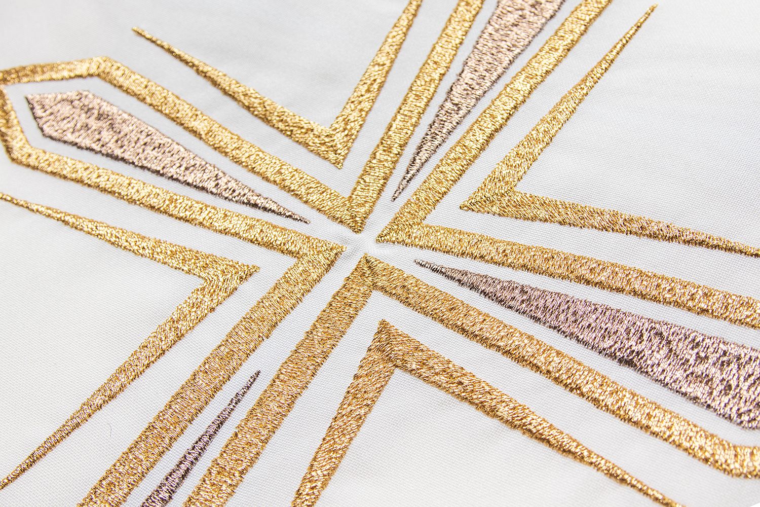 Ornat haftowany z symbolem krzyża - ecru (H11) - Ornaty białe/ ecru - zdjęcie 3 - Ornat haftowany z symbolem krzyża - ecru (H11)