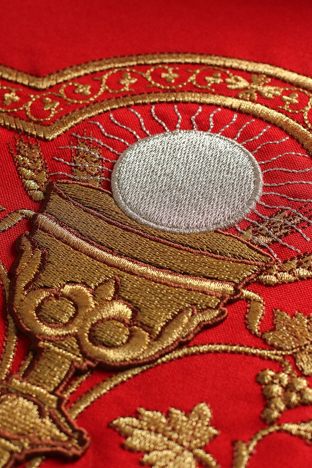 Ornat haftowany z symbolem kielicha eucharystycznego - czerwony (H12) - Ornaty czerwone - zdjęcie 4 - Ornat haftowany z symbolem kielicha eucharystycznego - czerwony (H12)