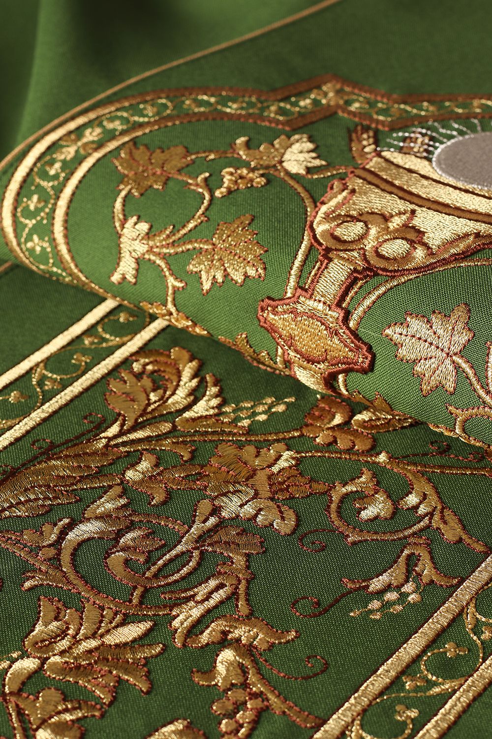 Ornat haftowany z symbolem kielicha eucharystycznego - zielony (H12) - Ornaty zielone - zdjęcie 3 - Ornat haftowany z symbolem kielicha eucharystycznego - zielony (H12)