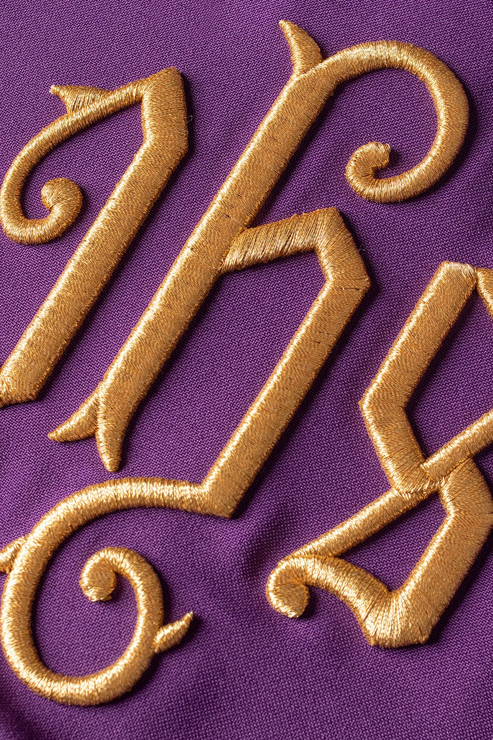 Ornat haftowany z symbolem IHS winogrona - fioletowy (H13) - Ornaty fioletowe - zdjęcie 4 - Ornat haftowany z symbolem IHS winogrona - fioletowy (H13)