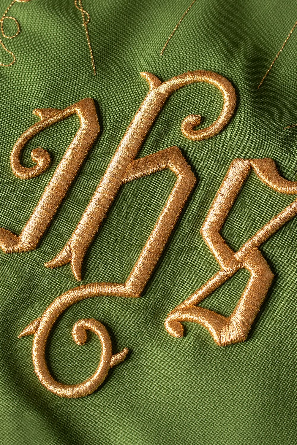 Ornat haftowany z symbolem IHS winogrona - zielony (H13) - Ornaty zielone - zdjęcie 3 - Ornat haftowany z symbolem IHS winogrona - zielony (H13)