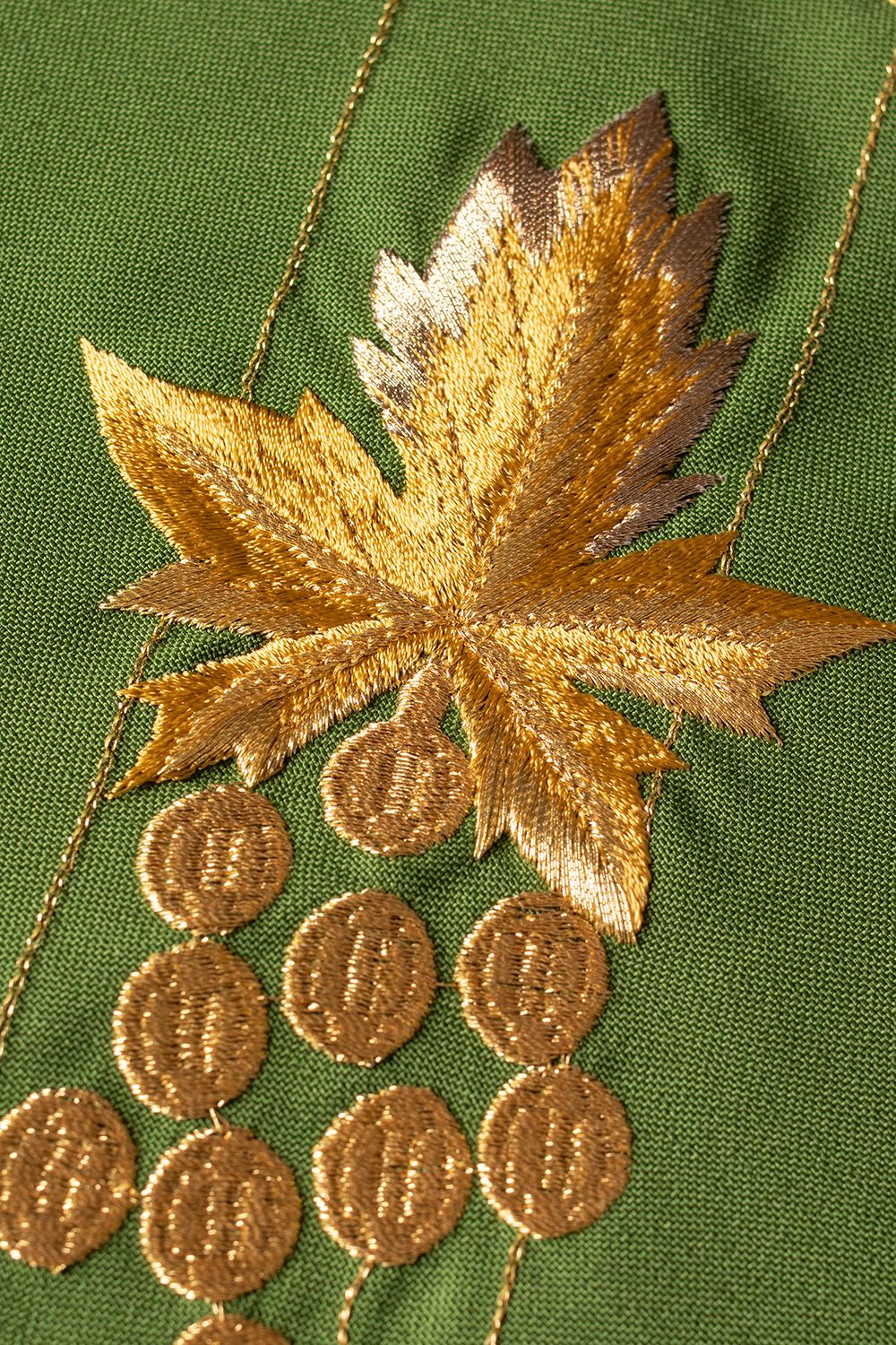 Ornat haftowany z symbolem IHS winogrona - zielony (H13) - Ornaty zielone - zdjęcie 4 - Ornat haftowany z symbolem IHS winogrona - zielony (H13)