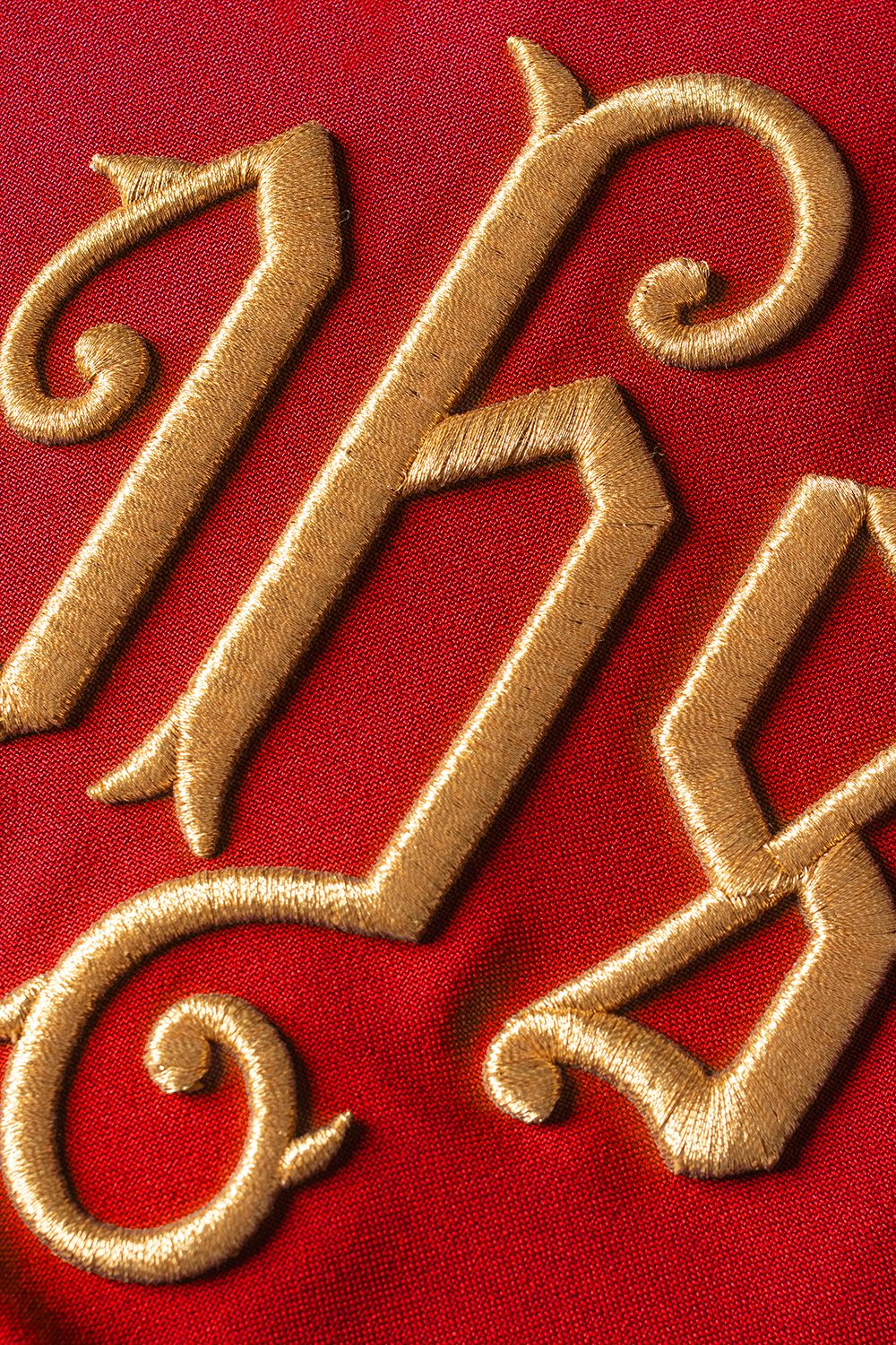 Ornat haftowany z symbolem IHS winogrona - czerwony (H13) - Ornaty czerwone - zdjęcie 4 - Ornat haftowany z symbolem IHS winogrona - czerwony (H13)