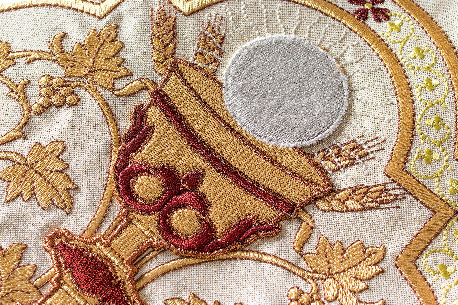 Ornat haftowany Serce Pana Jezusa i Kielich - ecru (H26) - Ornaty białe/ ecru - zdjęcie 3 - Ornat haftowany Serce Pana Jezusa i Kielich - ecru (H26)