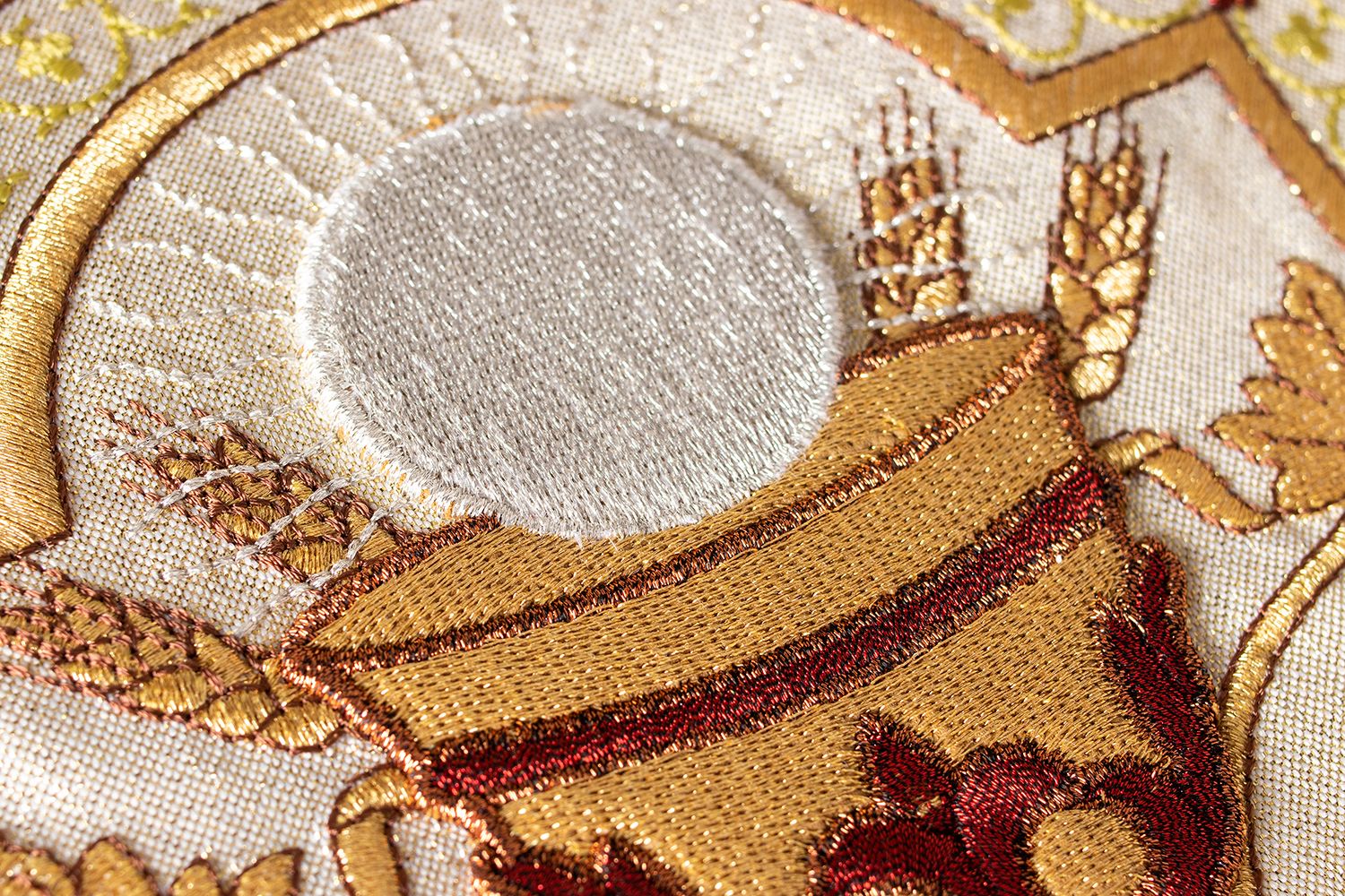 Ornat haftowany Serce Pana Jezusa i Kielich - ecru (H26) - Ornaty białe/ ecru - zdjęcie 4 - Ornat haftowany Serce Pana Jezusa i Kielich - ecru (H26)