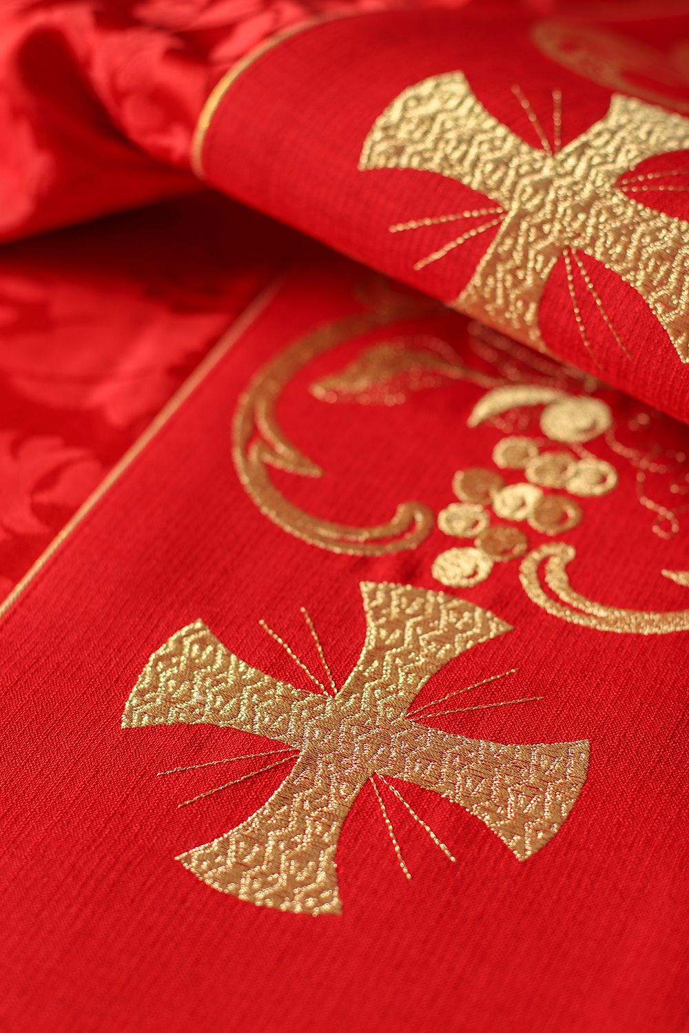 Ornat haftowany IHS i PAX - czerwony (H35) - Ornaty czerwone - zdjęcie 3 - Ornat haftowany IHS i PAX - czerwony (H35)