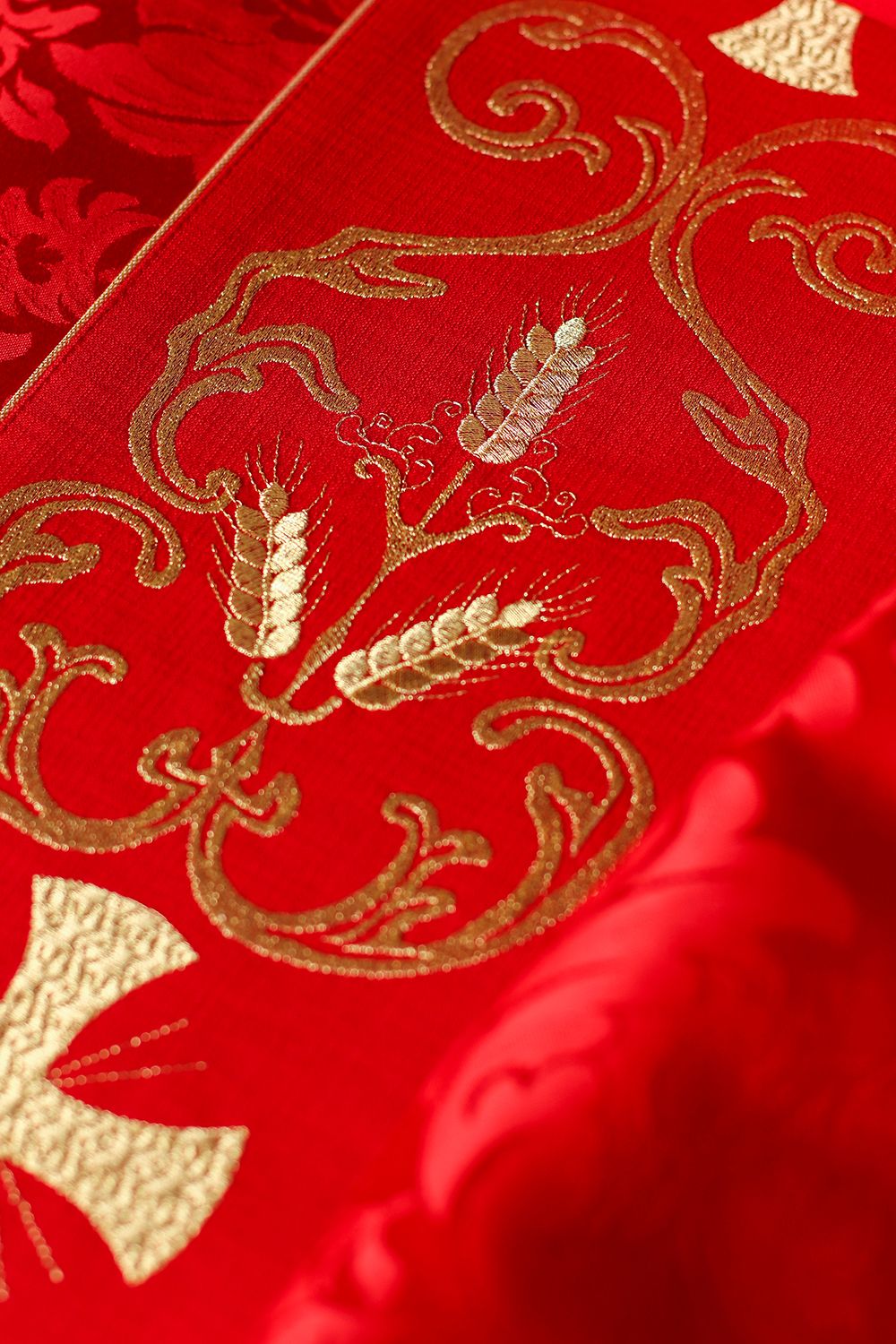 Ornat haftowany IHS i PAX - czerwony (H35) - Ornaty czerwone - zdjęcie 4 - Ornat haftowany IHS i PAX - czerwony (H35)